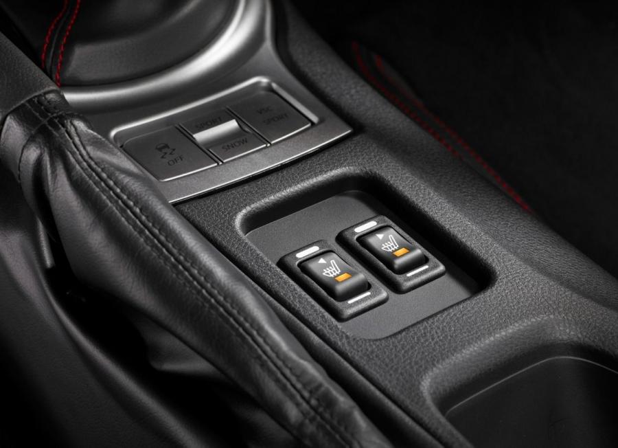 Детали интерьера Scion FR-S Monogram Series 2014 года  (фото 9 из 25)